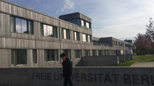 Holzlaube im Sonnenuntergangslicht