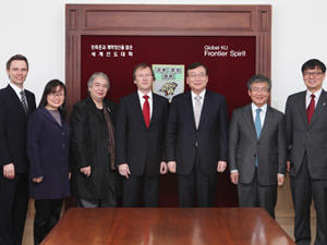 Die Delegation zu Besuch beim Präsidium der Korea University